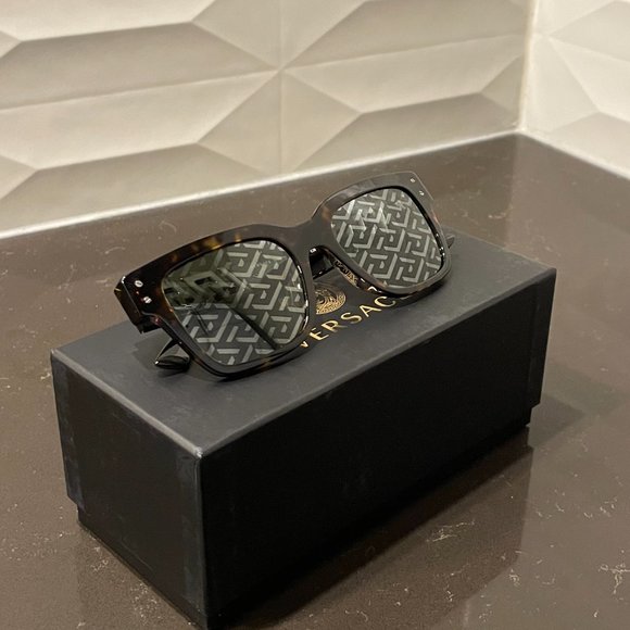 🚨SOLD🚨VERSACE monogram sunglasses - Picture 8 of 16